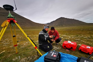 What is the relationship between remote-sensed imagery of tundra vegetation and field-based vascular plant biomass and goose disturbance?